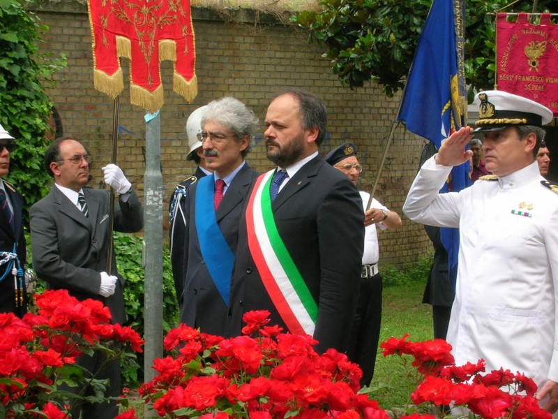 Giovanni Gaspari, Massimo Rossi e il comandante della Capitaneria di Porto Luigi Forner durante la commemorazione dei caduti